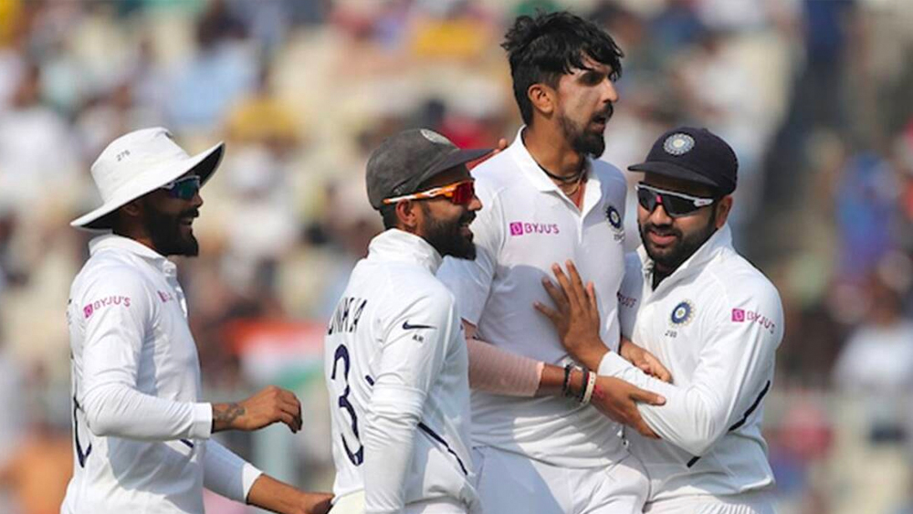 বিশ্বে পঞ্চম সর্বকনিষ্ঠ বোলার হিসেবে টেস্টে ১০০ উইকেট নিয়েছেন। পঞ্চম ভারতীয় হিসেবে দ্রুততম ১০০ উইকেটের মালিক হয়েছেন ওয়ানডেতে।