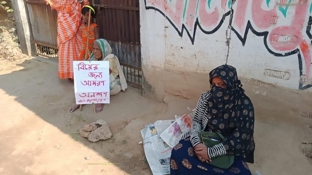 সাগরদিঘিতে অনশনে রায়গঞ্জের তরুণী। —নিজস্ব চিত্র 