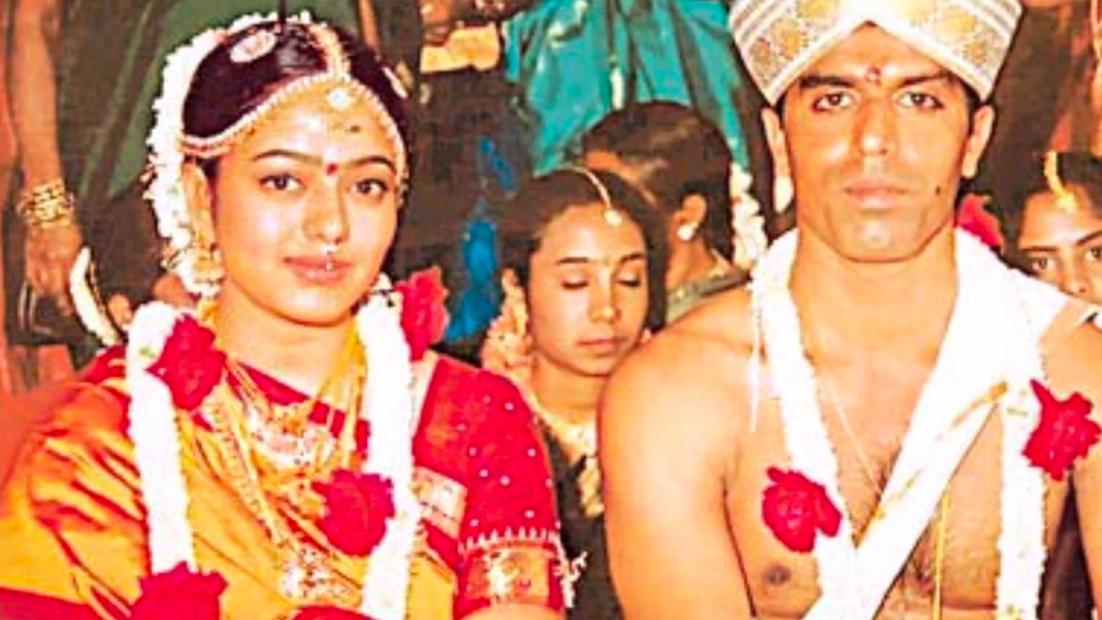 পেশায় সফটওয়্যার ইঞ্জিনিয়র রঘু ছিলেন সৌন্দর্যের দূর সম্পর্কের আত্মীয়। বিয়ের পরে নায়িকা ছাড়া আরও একটি ভূমিকায় দেখা যায় সৌন্দর্যকে।