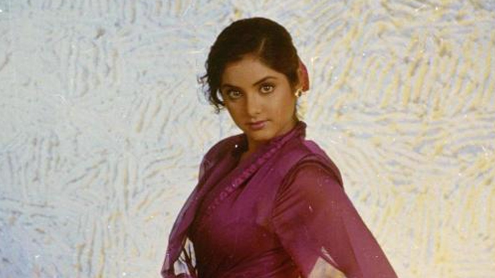 ফ্লপ নায়িকা পূজার সঙ্গে অভিনয় করতে রাজি ছিলেন না কোনও নায়কও। এই সময় ‘অঙ্গরক্ষক’ নামে একটি ছবি হওয়ার কথা ছিল। নায়িকার ভূমিকায় দিব্যা ভারতীর অভিনয় করার কথা ছিল।