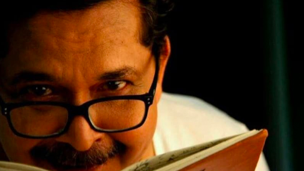 দীর্ঘ কেরিয়ারে কোনও রকম বিতর্কে না জড়িয়ে শুধু মাত্র অভিনয়ের জোরে জনপ্রিয়তার শিখরে পৌঁছেছেন তিনি।