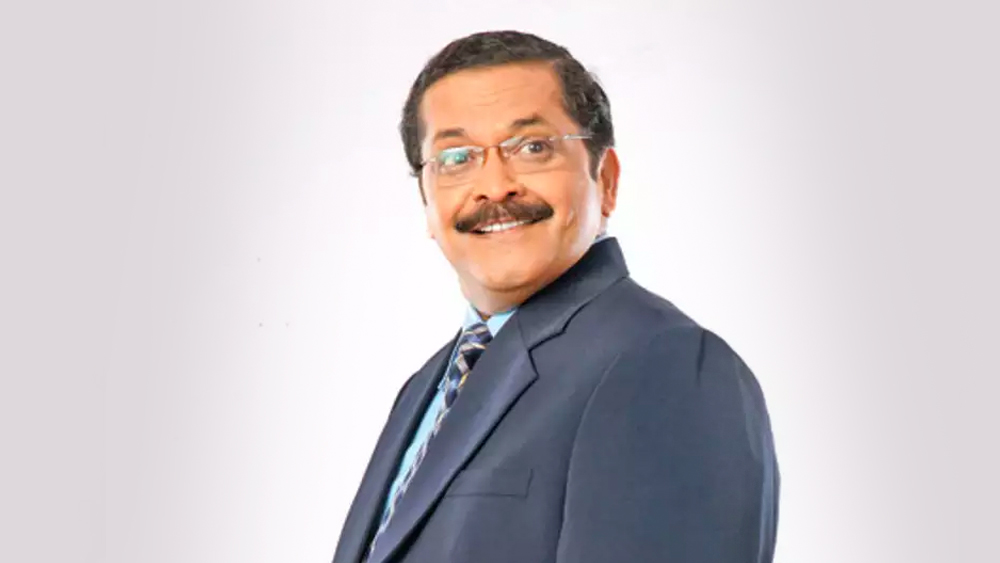 স্কুল পাশ করার পর তিনি মুম্বইয়ে এক গুজরাতি থিয়েটার গ্রুপে যোগ দেন। মুম্বইয়ের পাশাপাশি আমেরিকা এবং ইউরোপের নানা দেশে নাটক করে বেড়াতেন তিনি।