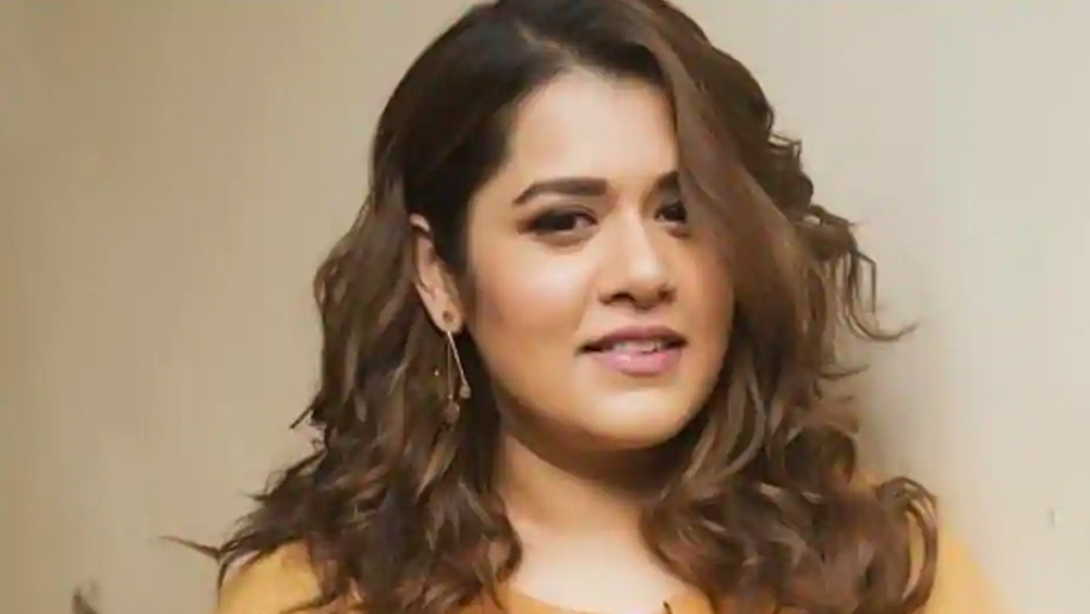 বাবা ফিল্ম ব্যাকগ্রাউন্ড ছাড়াই উচ্চতার শিখরে পৌঁছেছেন। মেয়ে শিখা পাশে পেয়েছেন বাবাকে। কিন্তু কেরিয়ারে বাবার সাহায্য চান না শিখা।