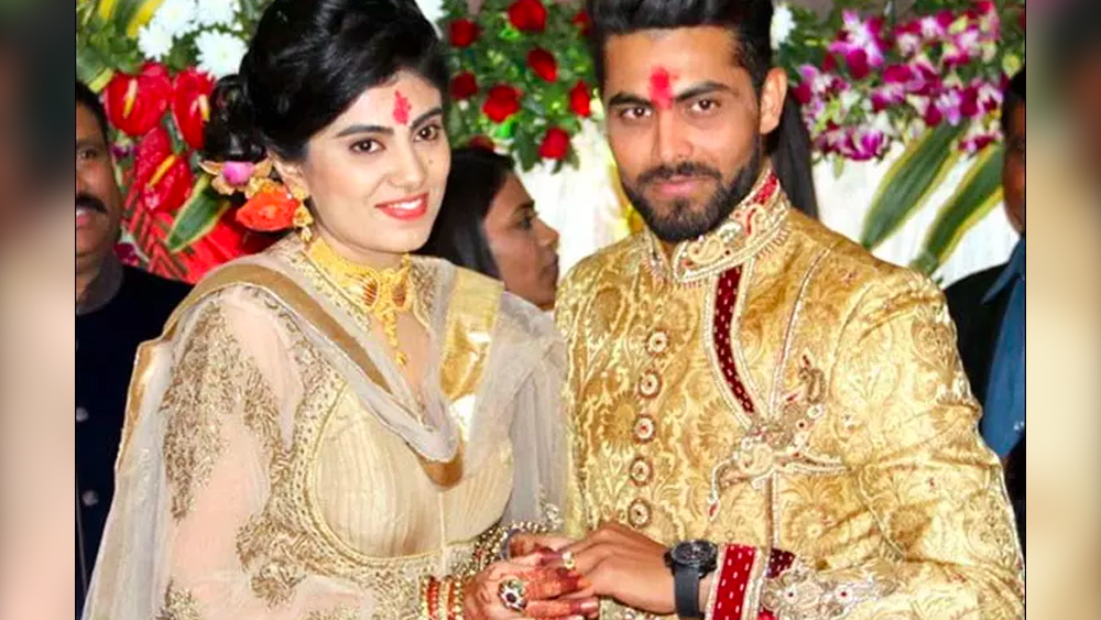 মেকানিক্যাল ইঞ্জিনিয়ার রীবার বাবা রাজকোটের প্রথম সারির ব্যবসায়ী। দু’টি স্কুল রয়েছে তাঁর। রীবার মা রেলকর্মী। ২০১৫ সালের ডিসেম্বরে রবীন্দ্র জাডেজার সঙ্গে প্রথম আলাপ হয় রীবার। তার ২ মাস পরেই এনগেজমেন্ট। রাজকোটে জাডেজার রেস্তরাঁ ‘জাড্ডুস ফুড ফিল্ড’-এ বসেছিল তাঁদের বাগদানের জমকালো আসর।