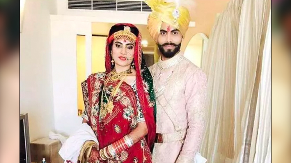 রাজকোটেরই এক অভিজাত হোটেলে ২০১৬ সালের ১৭ এপ্রিল ২৫ বছরের রীবাকে বিয়ে করেন ২৭ বছর বয়সি জাডেজা। রাজপুত পরিবারের সাবেক রীতি-রেওয়াজ মেনেই বিয়ে করেছিলেন তাঁরা। তাঁদের বিয়ে ঘিরে দেখা দিয়েছিল বিচ্ছন্ন বিতর্কও।