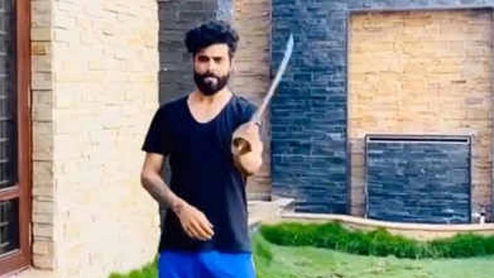 সাতপাকে বাঁধা পড়ার আগে সঙ্গীত, হলদি-র মতো অনুষ্ঠানগুলি দুই পরিবারে ছিল একান্তই ঘরোয়া। ‘সঙ্গীত’ অনুষ্ঠানে তলোয়ার চালানোর ছবি পোস্ট করে সমালোচিত হয়েছিলেন জাড্ডু। তবে অনেক নেটাগরিক মুগ্ধও হয়েছিলেন ক্রিকেটারের তলোয়ারবাজিতে।