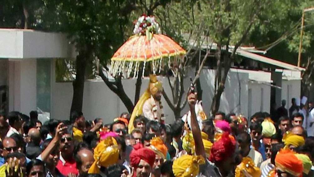 শ্বশুরবাড়ির তরফে উপহার পাওয়া মহার্ঘ্য অডি কিউ সেভেন করে বিয়ে করতে গিয়েছিলেন জাডেজা। হোটেলের কিছু দূরে গাড়ি থেকে নেমে বাকি পথ গিয়েছিলেন ঘোড়ায়। বরযাত্রীদের শোভাযাত্রায় বন্দুক থেকে শূন্যে গুলি ছোঁড়া নিয়েও বিতর্ক দেখা দিয়েছিল।