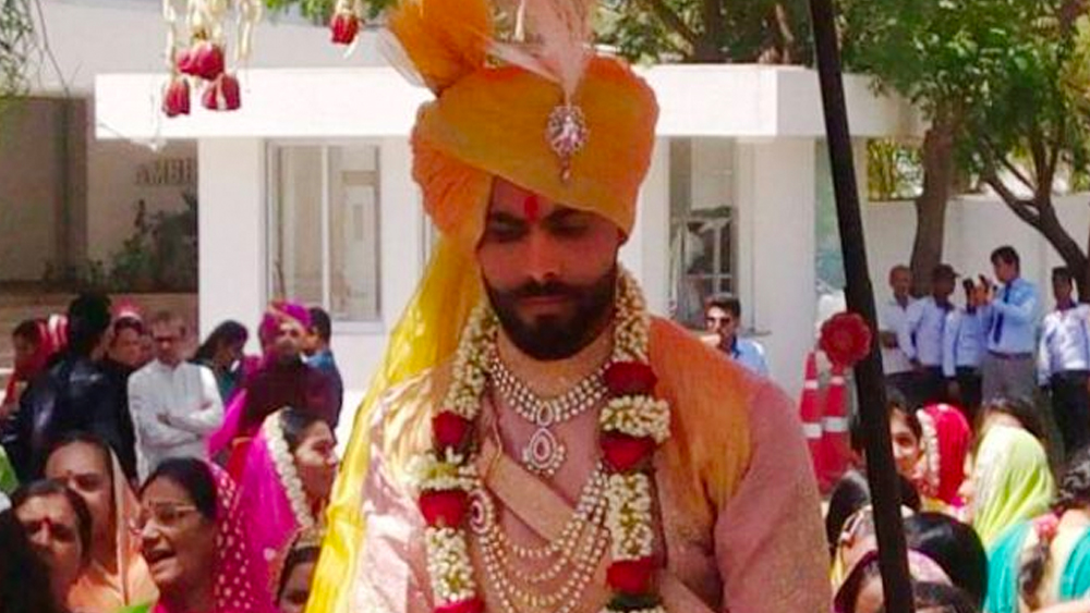 গুলির শব্দে বিভ্রান্ত ঘোড়া কিছুটা অশান্ত হয়ে পড়ে। তবে বরবেশী জাডেজা দ্রুত নিয়ন্ত্রণে আনতে পেরেছিলেন তাঁর বাহনকে। রাজকীয় এই বিয়ের অনুষ্ঠানে অন্যান্য অতিথি অভ্যাগতর সঙ্গে আমন্ত্রিত ছিলেন জাড্ডুর চেন্নাই সুপার কিংস-এর সহযোদ্ধারাও। রঙিন গরবা নাচে অংশ নিয়েছিলেন সুরেশ রায়না এবং ব্রাভো। রাজকোটে বিয়ের পরে জামনগরে জাডেজার পরিবারের তরফে রাজসিক পার্টি আয়োজিত হয়েছিল।