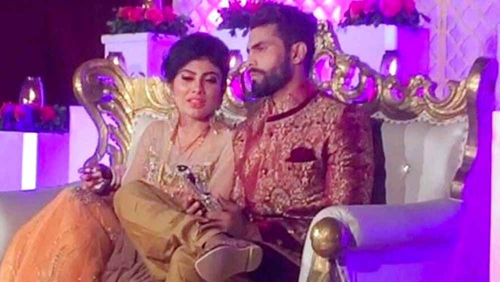 বিয়ে উপলক্ষে জাডেজার পরিবারের সঙ্গে ঝামেলা হয়েছিল ইভেন্ট ম্যানেজমেন্ট সংস্থারও। জাডেজার দিদি নয়নার অভিযোগ ছিল, আমদাবাদের এক নামী সংস্থাকে তাঁরা সম্পূর্ণ বিয়ের অনুষ্ঠানের দায়িত্ব দিয়েছিলেন। সংস্থাকে মোট ১১ লক্ষ টাকা পারিশ্রমিক দেওয়ার কথা ছিল। ৬ লক্ষ টাকা আগাম দেওয়া হয়েছিল।