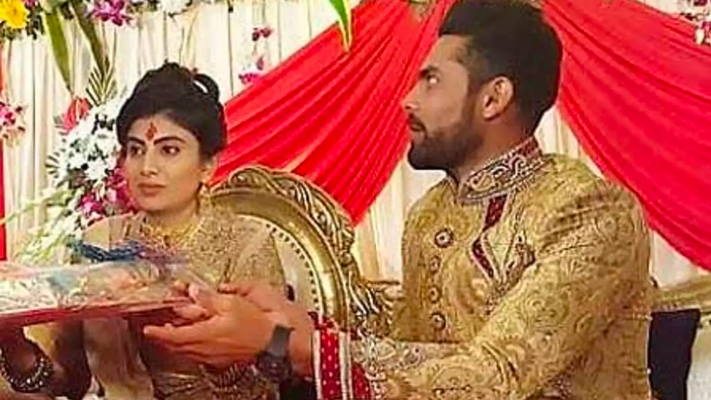 কিন্তু প্রি-ওয়েডিং অনুষ্ঠান থেকে জাডেজা পরিবারের মনে হয়েছিল সংস্থার পরিষেবা ভাল নয়। এরপর টাকা ফেরত দেওয়া নিয়ে সংস্থার সঙ্গে ভারতীয় স্পিনারের পরিবারের বিবাদ উঠে এসেছিল সংবাদমাধ্যমেও। শেষ পর্যন্ত স্থানীয় এক ইভেন্ট ম্যানেজমেন্ট সংস্থাকে দায়িত্ব দেয় জাড্ডুর পরিবার।