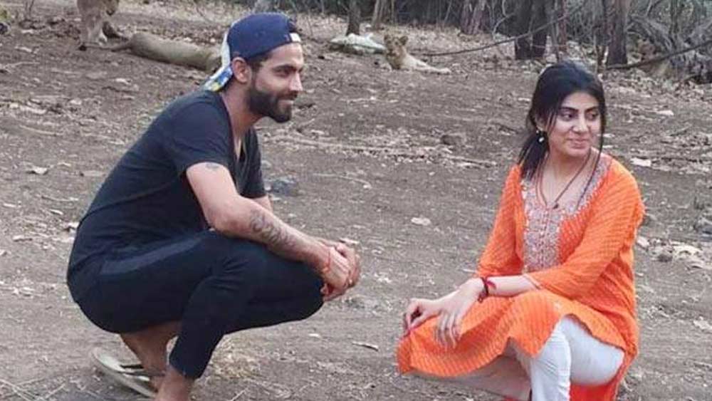 বিতর্ক ধাওয়া করেছিল বিয়ের পরও। গুজরাতের গির অরণ্যে সস্ত্রীক বেড়াতে গিয়েছিলেন জাডেজা। সেখানে গিয়ে তিনি এবং রীবা সেলফি তুলেছিলেন। পিছনে দেখা যাচ্ছিল অভয়ারণ্যের সিংহদের। জঙ্গল সাফারিতে গাড়ি থেকে নেমে নিয়ম ভঙ্গ করার দায়ে অভিযুক্ত হন পর্যটক জাডেজা এবং রীবা।