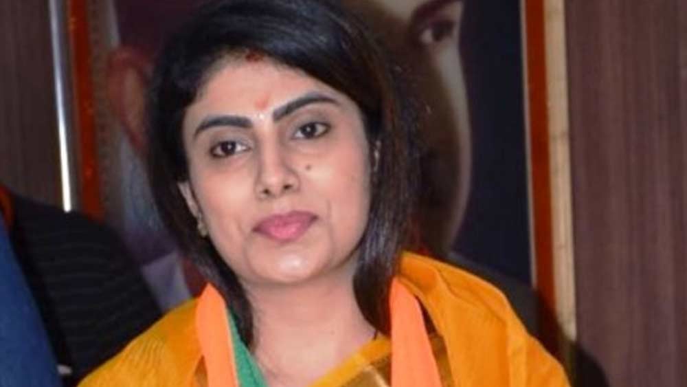 বিয়ে হওয়ার আগে থেকেই সামাজিক কাজকর্মে যুক্ত ছিলেন রীবা। পরবর্তী সময়ে রাজনীতিতেও যোগ দেন। ‘পদ্মাবত’-এর বিরুদ্ধে নজিরবিহীন ভাবে বিক্ষোভ দেখিয়ে বিতর্কে জড়িয়েছিল করণী সেনা। সে সময়েই করণী সেনায় যোগ দিয়েছিলেন রবীন্দ্র জাদেজার স্ত্রী। তার ৬ মাসের মধ্যে বিজেপিতে যোগ দেন রীবা।