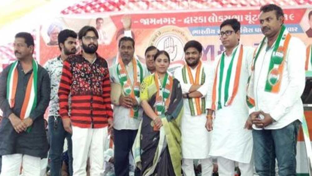 তবে জাডেজার বাড়িতে রাজনৈতিক বিভাজন স্পষ্ট। গত বছর ৩ মার্চ বিজেপি-তে যোগ দেন রীবা। তারপর থেকে বিজেপির সমর্থনে বেশ কয়েকটি মিছিলে দেখা গিয়েছিল তাঁকে। এর ঠিক এক মাস পরে জাডেজার বাবা ও দিদি যোগ দেন কংগ্রেসে।