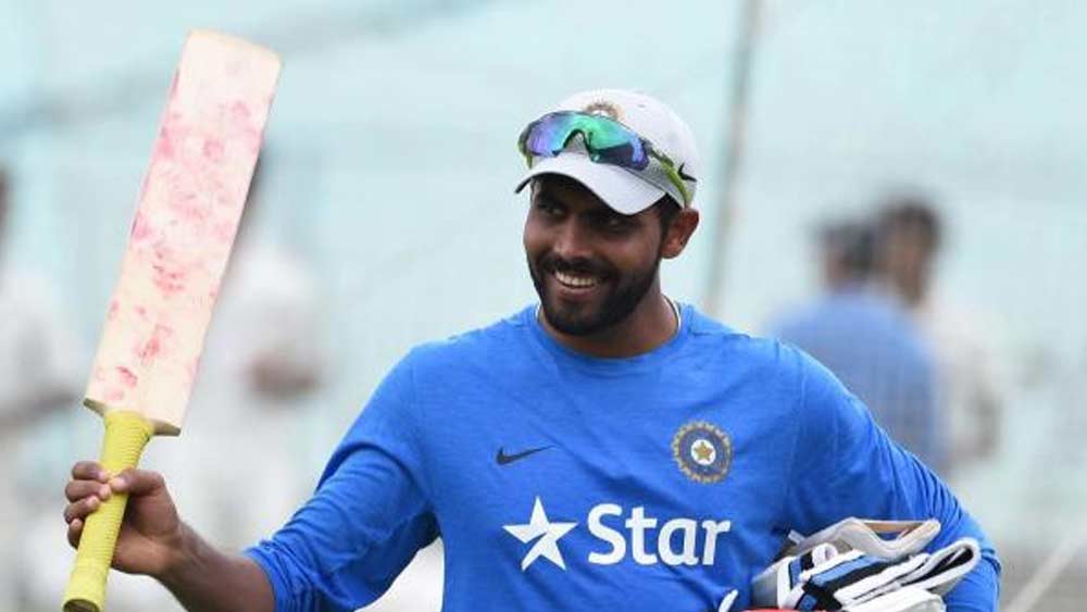 ২০০৫ সালে এক দুর্ঘটনায় মারা যান জাডেজার মা লতা। এর পর মানসিক ভাবে চরম বিধ্বস্ত রায়না প্রায় ঠিকই করেছিলেন তিনি ক্রিকেট ছেড়ে দেবেন। সে সময় ভাইয়ের পাশে ছিলেন নয়না। পারিবারিক সমর্থনে আবার ধীরে ধীরে ক্রিকেটে মন দেন জাডেজা।