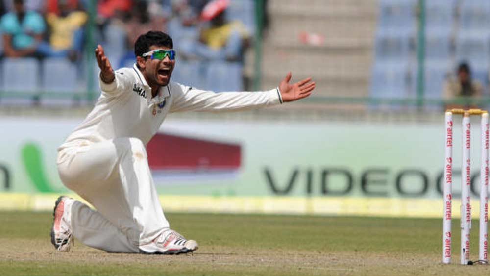 জামনগরের গুজরাতি রাজপুত পরিবারের ছেলে জাডেজা ক্রিকেটার হওয়ার স্বপ্ন দেখতেন আশৈশব। তবে তাঁর বাবার ইচ্ছে ছিল ছেলে সেনা অফিসার হবে। বাবার ইচ্ছের বিরুদ্ধে গিয়েই ক্রিকেট অনুশীলন চালিয়ে যান জাডেজা। পরে অবশ্য তাঁর স্বপ্নের শরিক হয়েছিলেন বাবা অনিরুদ্ধ সিংহ জাডেজাও।