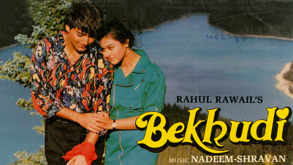 সে সময় ‘বেখুদি’ ছবির সুর দিচ্ছিলেন নাদিম-শ্রাবণ। এই ছবিতে প্রথম দিকে নায়ক নায়িকার ভূমিকায় ছিলেন কাজল ও সইফ আলি খান। পরে সইফের জায়গায় নেওয়া হয় কমল সাদানাকে।