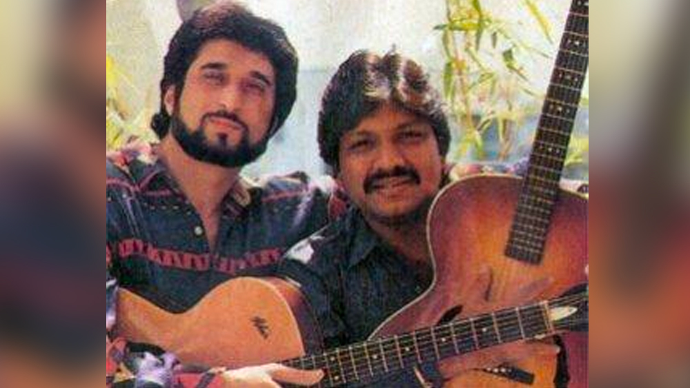 সেদিন নাকি ড্রয়িংরুমে কাজলের জন্য দীর্ঘ ক্ষণ অপেক্ষা করেছিলেন নাদিম শ্রাবণ। কিন্তু তাঁদের সঙ্গে দেখা করেননি অভিনেত্রী। এমনকি, তনুজাও নাকি কথা বলেননি। এই অসৌজন্যে ক্ষুব্ধ হন সুরকার জুটি।