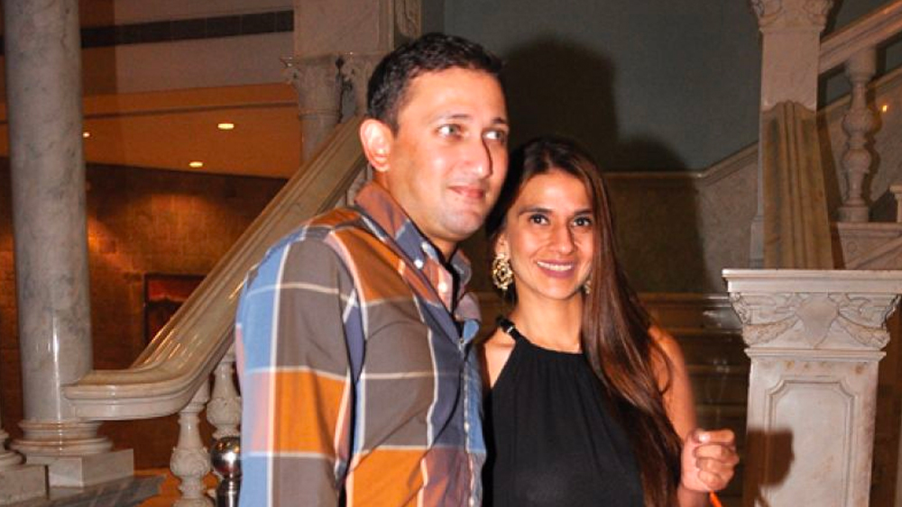 মাজহার ও আর এক ক্রিকেটার রোহন গাওস্করের সূত্রে আলাপ হয়েছিল আগরকর এবং ফতিমার। সেটা নয়ের দশকের শেষের দিকে। তখনও আগরকর সুযোগ পাননি জাতীয় দলে। প্রতিশ্রুতিমান ক্রিকেটার আগরকরের প্রেমে পড়লেন ফতিমা। অন্য দিকে ফতিমায় মুগ্ধ আগরকরও।