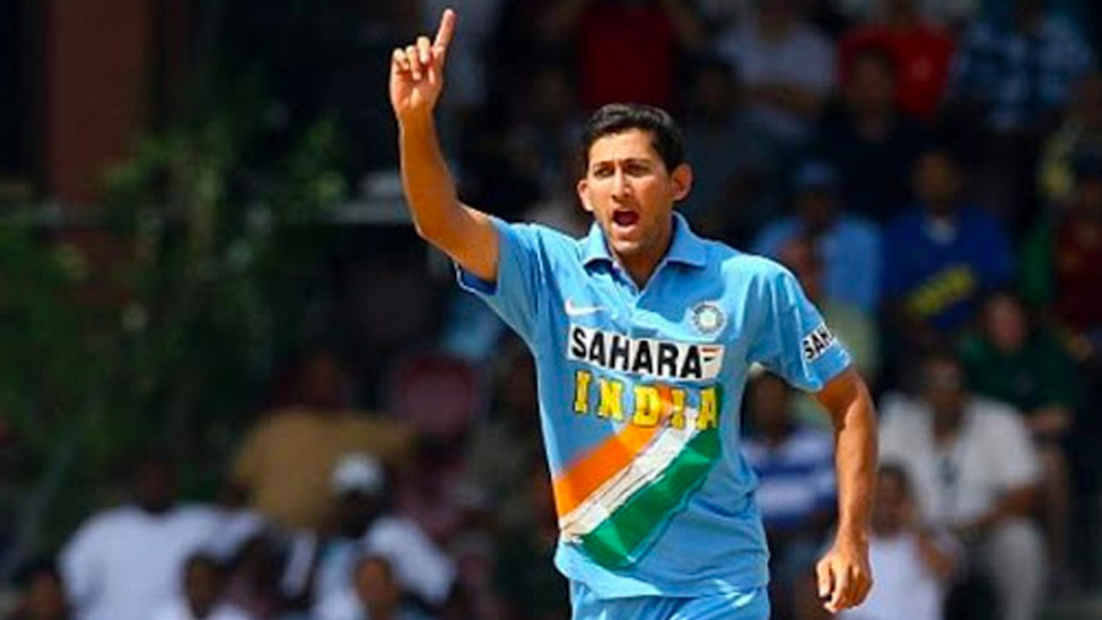 আগরকরের স্বপ্ন ছিল ক্রিকেটার হওয়ার। তবে ছোট থেকে তিনি মন দিয়েছিলেন ব্যাটিংয়ে। খেলার গতি বদলে যায় কৈশোরে, রমাকান্ত আচরেকরের প্রশিক্ষণে। দ্রোণাচার্যের চোখ বুঝেছিল শিষ্যের বিশেষত্ব লুকিয়ে আছে বোলিংয়ে। তাঁর কথাতেই ব্যাটিংয়ের পাশাপাশি আগরকর মন দেন পেস বোলিংয়ে।