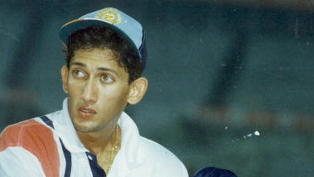 আচরেকরের আর এক বিশ্বসেরা শিষ্য তেন্ডুলকরের মতো আগরকরও স্কুল পরিবর্তন করে ভর্তি হয়েছিলেন সারদাশ্রম বিদ্যামন্দিরে। তবে স্কুল স্তরেও ঝোড়ো ব্যাটিং বজায় রেখেছিলেন আগরকর। অনূর্ধ্ব ১৫ এবং অনূর্ধ্ব ১৯ স্তরে লাগাতার বড় রান আসতে থাকে তাঁর ব্যাট থেকে।