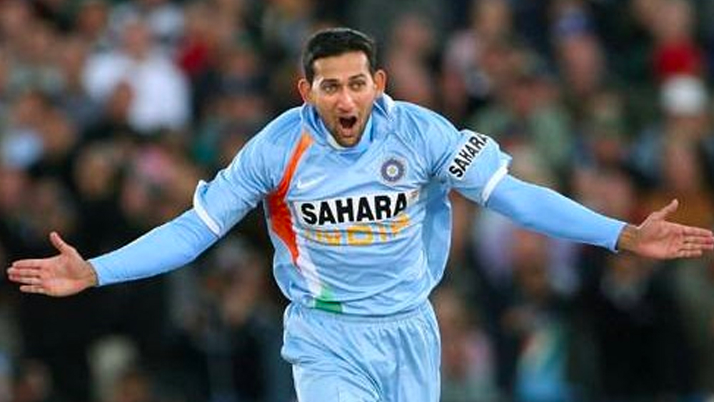 জাতীয় দলের দরজা আগরকরের সামনে খুলে যায় ১৯৯৮ সালে। সে বছর এপ্রিল মাসে তিনি প্রথম ওয়ান ডে-তে সুযোগ পান অস্ট্রেলিয়ার বিরুদ্ধে। টেস্টে অভিষেক সে বছরই অক্টোবরে, জিম্বাবোয়ের বিরুদ্ধে।