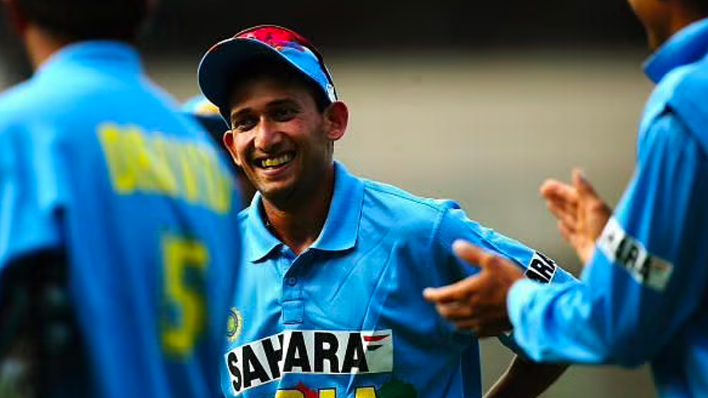 অন্যান্য পেসারদের মতো শারীরিক উচ্চতা না থাকলেও ফাস্ট বোলিংয়ে সমস্যা হয়নি আগরকরের। ৯০ মাইল প্রতি ঘণ্টা গতিবেগেও বোলিং করেছেন তিনি। ওয়ান ডে-তে তিনি ভারতের তৃতীয় সর্বোচ্চ উইকেট শিকারি।