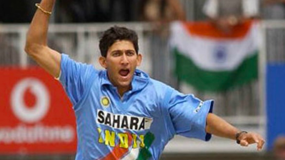 ১৯১ ওয়ান ডে-তে আগরকরের মোট উইকেট ২৮৮। সেরা গড় ৪২ রানে ৬ উইকেট। মোট রান করেছেন ১২৬৯। সর্বোচ্চ ৯৫। ২৬ টেস্টে উইকেট পেয়েছেন ৫৮টি। সেরা গড় ৪১ রানে ৬ উইকেট। মোট রান ৫৭১। সর্বোচ্চ অপরাজিত ১০৯।