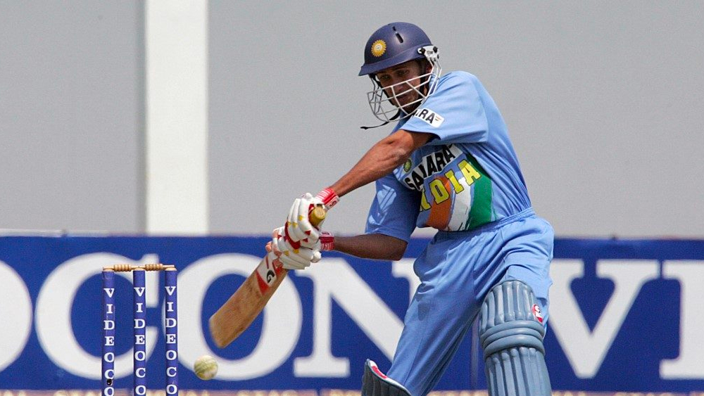 জন রাইটের আমলে আগরকরের উত্থান পিঞ্চ হিটার হিসেবে। এই সময়ে তাঁর কিছু ঝোড়ো ইনিংসের মধ্যে অন্যতম ছিল ২০০০ সালে জিম্বাবোয়ের বিরুদ্ধে। ২১ বলে ওয়ান ডে-তে বিশ্বে দ্রুততম ৫০ রানের পাশাপাশি তিনি সেই ম্যাচে ৩ উইকেটও পান।