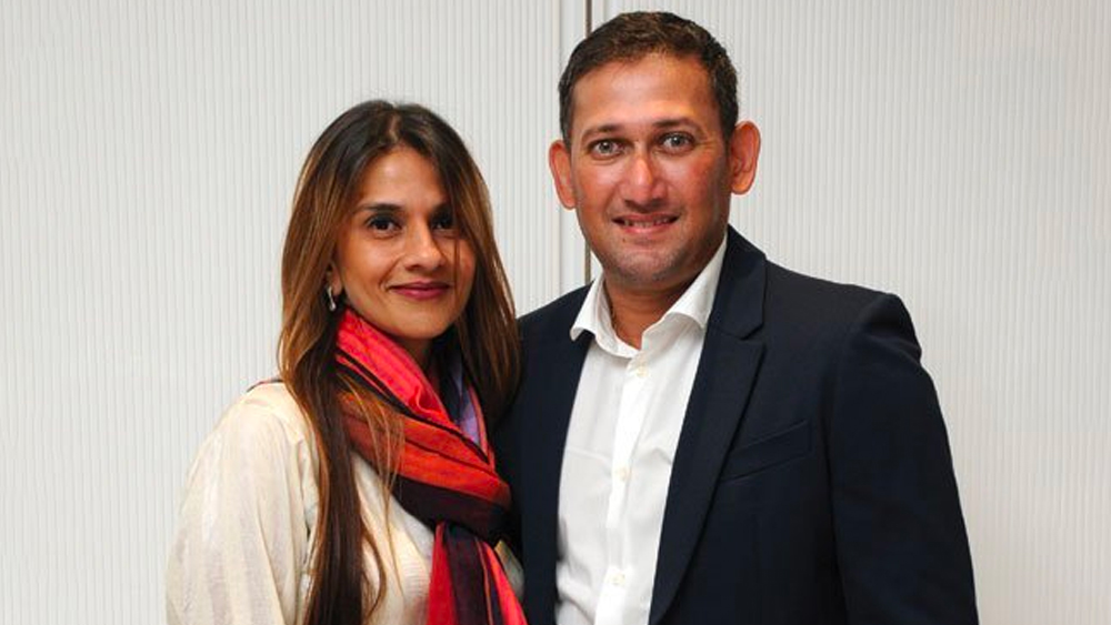 জীবনের সব ওঠাপড়ায় তাঁর পাশে ছিলেন স্ত্রী ফতিমা। ৩ বছরের প্রেমপর্বের পরে ২০০২ সালের ৯ ফেব্রুয়ারি তাঁকে বিয়ে করেছিলেন আগরকর।