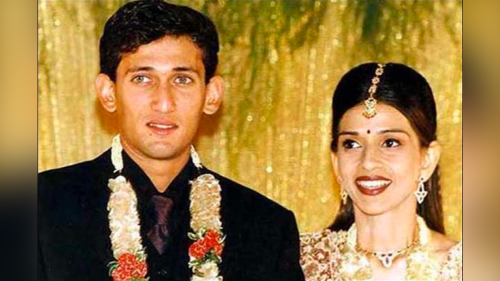 তাঁদের ঘরোয়া বিয়ের অনুষ্ঠান ছিল শুধুমাত্র পরিজন এবং কাছের বন্ধুদের জন্য। পরে রাজকীয় পার্টির আয়োজন করেছিলেন আগরকর। পার্টিতে হাজির ছিলেন সস্ত্রীক সচিন তেন্ডুলকর-সহ  টিম ইন্ডিয়ার তৎকালীন সদস্যরা।