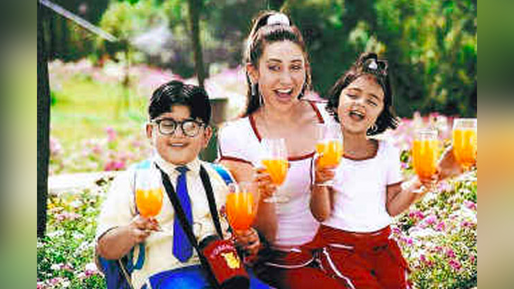 সেখানে তরুণী কাজ করেছিল করিশ্মা কপূরের সঙ্গে। বিজ্ঞাপনের শেষে আদি অকৃত্রিম জনপ্রিয় ক্যাচলাইন ‘আই লভ ইউ রসনা’ বলে সেও হয়ে  উঠেছিল ‘রসনা গার্ল’।