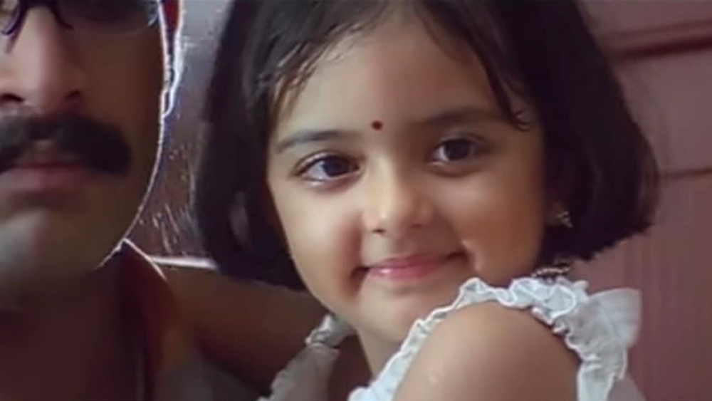 বার দু’য়েক শুনেই অনায়াসে মালয়ালম সংলাপ মনে রাখতে পারত তরুণী। মাতৃভাষার বাইরে অন্য ভাষার সংলাপ এত দ্রুত আয়ত্ত করার দক্ষতা প্রশংসিত হয়েছিল অভিনয় মহলে।