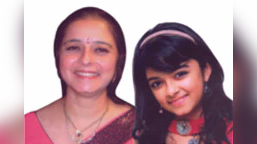 ২০১২ সালের মে মাসে গরমের ছুটি কাটাতে নেপাল গিয়েছিল তরুণী। সঙ্গে ছিলেন তাঁর মা। নেপাল থেকে তাদের যাওয়ার কথা ছিল বেঙ্গালুরু। কিন্তু সে গন্তব্য অধরাই থেকে যায় তাঁদের কাছে।