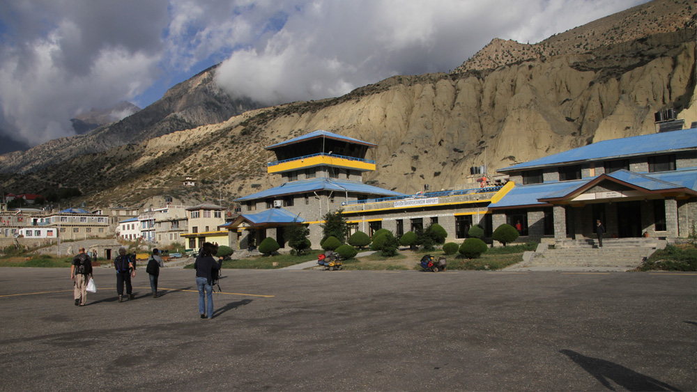 ১৪ মে তাঁরা নেপালের পোখরা বিমানবন্দর থেকে রওনা দেন জমসমের দিকে। নেপালের গন্ডকী প্রদেশের মুস্তাং জেলায় জমসম হল ডোমেস্টিক এয়ারপোর্ট। কাগবেনি, তাংবে, লো মানথাং জেলা এবং মুক্তিনাথ মন্দিরে যাওয়ার জন্য এই বিমানবন্দর ব্যবহার করেন পর্যটক ও পুণ্যার্থীরা।