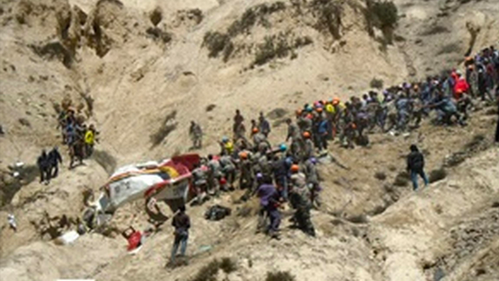 জমসম বিমানবন্দরে ল্যান্ড করার আগেই দুর্ঘটনার মুখে পড়ে ‘ডোর্নিয়ের ডো ২২৮’। পাহাড়ে ধাক্কা লাগে বিমানের একটি ডানার। এর পর পাইলটদের বিমানবন্দরে অবতরণের চেষ্টা ব্যর্থ হয়। দুর্ঘটনায় মৃত্যু হয় ২ পাইলট-সহ ১৫ জনের।