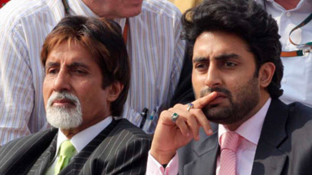 বিমান দুর্ঘটনায় নিহতদের মধ্যে ছিল তরুণী এবং তার মা। বিমানে থাকা বাকি ৬ জন আহত হন। তরুণীর মৃত্যুতে শোকস্তব্ধ হয়ে পড়ে বিনোদন দুনিয়া। সোশ্যাল মিডিয়ায় শোকপ্রকাশ করেন অমিতাভ, অভিষেক, করিশ্মা কপূররা।