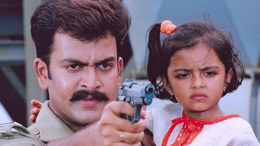 ২০১২ সালের গরমের ছুটি কাটাতে যাওয়ার আগে তরুণী তার কাছের বন্ধুদের মেসেজ করেছিল। বলেছিল, ‘তোমাদের সকলের কাছ থেকে শেষ বিদায় নিলাম।’ তার পর নিজেই জানায়, এটা ছিল তার রসিকতা। অথচ তার আগে কোনও বার ছুটিতে যাওয়ার আগে এ রকম ভাবে সে তার বন্ধুদের সঙ্গে কথা বলেনি।