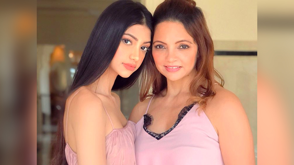 তাঁর বাবা চিক্কি পাণ্ডে মুম্বইয়ের নাম করা ব্যবসায়ী। মা দিয়েনে পাণ্ডে এক জন ফিটনেস কোচ।