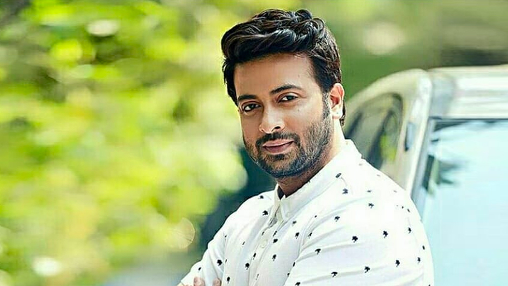 শাকিবের জন্ম ঢাকায়, ১৯৭৯ সালের ২৮ মার্চ। লেখাপড়ায় মেধাবী শাকিব মার্শাল আর্টেও দক্ষ। নিজেই জানিয়েছেন, তাঁর আশৈশব ইচ্ছে ছিল বড় হয়ে ডাক্তার বা ইঞ্জিনিয়র হবেন। কিন্তু স্কুলের পর থেকেই ছোটবেলার স্বপ্ন ফিকে হয়ে যেতে থাকে। পরিবর্তে, শাকিব আগ্রহী হন সিনেমায়।