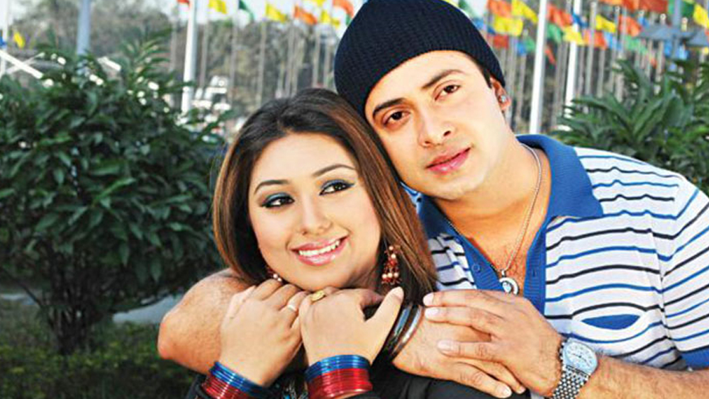 ২০১৮ সালে শোনা গিয়েছিল শাকিব নির্বাচনে প্রতিদ্বন্দ্বিতা করবেন ‘আওয়ামি লিগ’-এর হয়ে। পরে অবশ্য সে সম্ভাবনা বাতিল করে দেন অভিনেতা নিজেই। বলেন, সেই মুহূর্তে রাজনীতিতে সরাসির যোগ দিতে চান না তিনি। তবে বাইরে থেকে ‘আওয়ামি লিগ’-কে সমর্থন করেন তিনি। প্রশংসা করেন প্রধানমন্ত্রী শেখ হাসিনার ভূমিকারও।