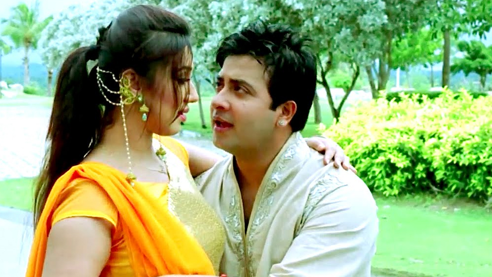 ঘনিষ্ঠ মহলের ধারণা, বিয়ের পরেও ছবিতে অভিনয় করে যাওয়া নিয়ে শাকিবের সঙ্গে বিরোধ তৈরি হয় অপুর। সন্তানের জন্মের পরেও অপু অভিনয় চালিয়ে যাবেন, সেটা মেনে নিতে পারেননি শাকিব। অন্য দিকে কেরিয়ার ছাড়তে রাজি ছিলেন না অপুও।