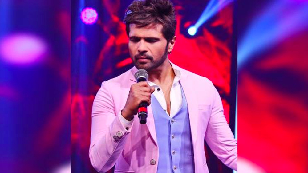 এত দিন পর্যন্ত অবশ্য গুরু-শিষ্যের বিবাদ মিডিয়ার সামনে আসেনি। এল এর এক বছর পর ‘সারেগামা’র মঞ্চে। ফিল্ম ‘পার্টনার’-এর প্রোমোশনের জন্য শোয়ে যান সলমন। বিচারকের আসনে ছিলেন হিমেশ।