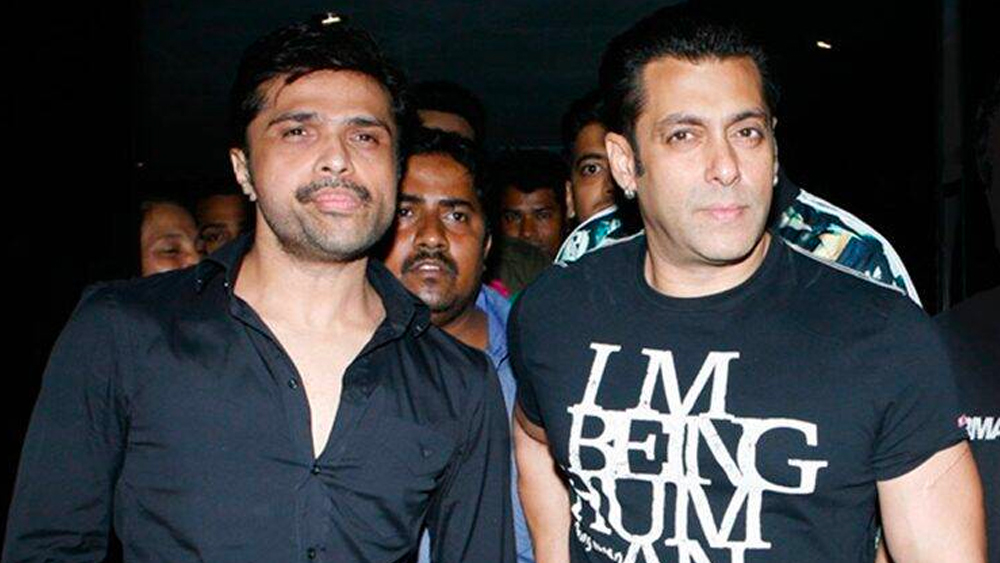 সলমন নিজের ফিল্মের প্রোমোশনের কথা ভুলে সারা সময় ধরে হিমেশকে মজার ছলে অপমানই করে যাচ্ছিলেন। কখনও তাঁর মাইক ধরার ধরন নিয়ে, কখনও তাঁর টুপি, জামা নিয়ে তো কখনও তাঁর কণ্ঠস্বর নিয়ে ক্রমাগত হিমেশকে বিঁধছিলেন তিনি।