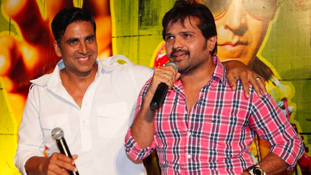 সকলেই মনে করেছিলেন হিমেশ প্রতি বারের মতো এ বারে গুরু সলমনের নামই নেবেন। কিন্তু তেমন হয়নি। বদলে অক্ষয় কুমারের নাম নেন তিনি।