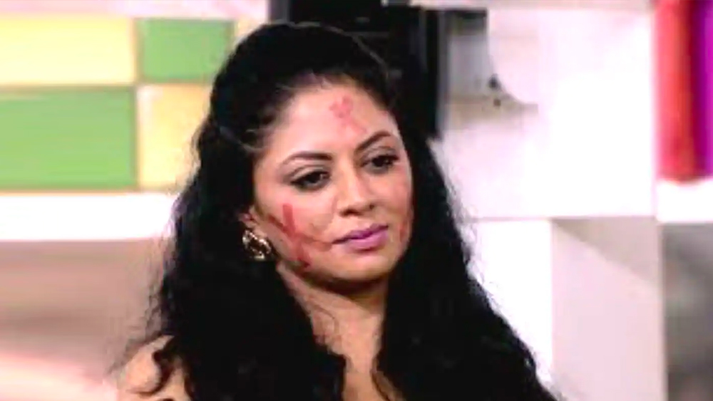 প্রতিযোগিতা চলাকালীন মাঝে মাঝে মেজাজও হারিয়েছেন কবিতা। ঝামেলা বেঁধেছে অন্য প্রতিযোগীর সঙ্গে।