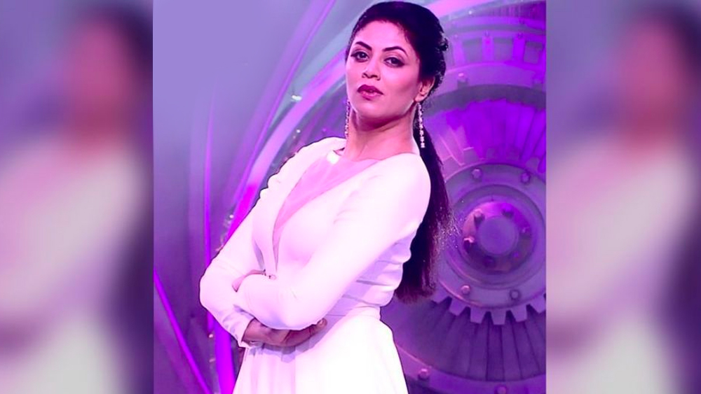 সলমনের সামনেই আত্মপক্ষ সমর্থন করার জন্য বার বার নিজের মেজাজের উপর নিয়ন্ত্রণ হারিয়ে ফেলছিলেন কবিতা।