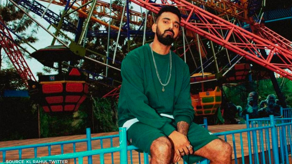 আইপিএল-এর জন্য় আরব আমিরশাহিতে যাওয়ার আগে কিংস ইলেভেন পঞ্জাবের অধিনায়ক অনেকটা সময় কাটিয়েছিলেন তাঁর বেঙ্গালুরু অ্যাপার্টমেন্ট-এ। ছিমছাম, স্টাইলিশ এবং প্রয়োজনীয়তার কথা মাথায় রেখে সাজানো রাহুলের অ্যাপার্টমেন্ট-এর প্রভাব পারফরম্যান্স-এ তো পড়বেই।