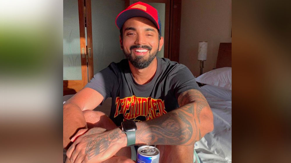 বেঙ্গালুরুর অ্যাপার্টমেন্ট-এই লকডাউন জুড়ে ফিটনেস ট্রেনিং নিয়েছেন তিনি। এমনটা বলাই যায়, কিছুটা হলেও আইপিএল-এ তাঁর দুর্দান্ত পারফরম্যান্স-এর কৃতিত্ব বেঙ্গালুরুর অ্যাপার্টমেন্ট-এর এই ব্যালকনি জিমের।