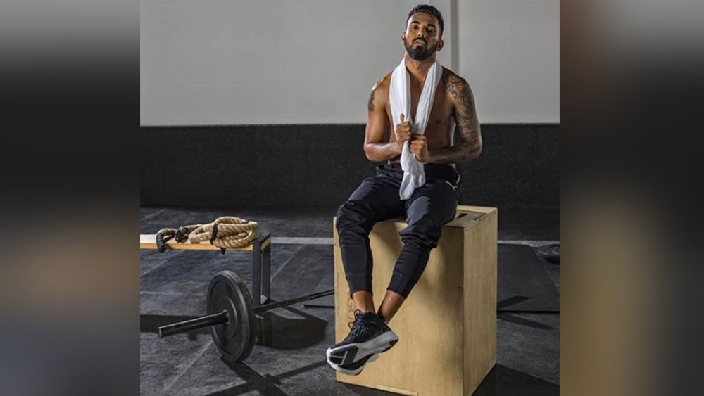 এ তো গেল অ্যাপার্টমেন্ট-এর ফিটনেস স্পেস। ফিটনেস ট্রেনিং করার পর শরীর ও মন রিল্যাক্স করারও সব রকম উপায় মজুত রয়েছে তাঁর অ্যাপার্টমেন্ট-এ। মনের মতো করে লিভিং রুম আর ব্যালকনি বানিয়েছেন তিনি।