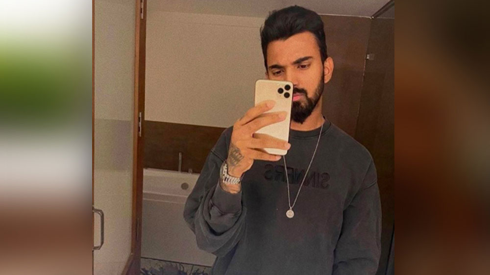 লিভিং রুম সাজানোর সময় লোকেশ রাহুল বেশি জোর দিয়েছেন আরামের দিকে। রাহুলের লিভিং রুম অত্যাধুনিক জিনিস রয়েছে যা তাঁর ব্যক্তিত্বের সঙ্গে মিলিয়ে করা হয়েছে।